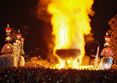 国重要無形民俗文化財「道祖神火祭り」